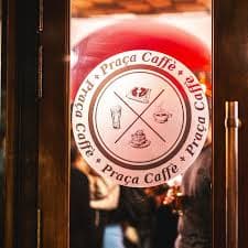 Logótipo do Praça Caffè aplicado na porta de vidro da entrada.